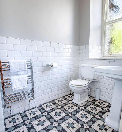 غرفة قياسية رباعية, The Valley House