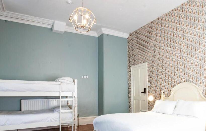 غرفة قياسية رباعية, The Valley House