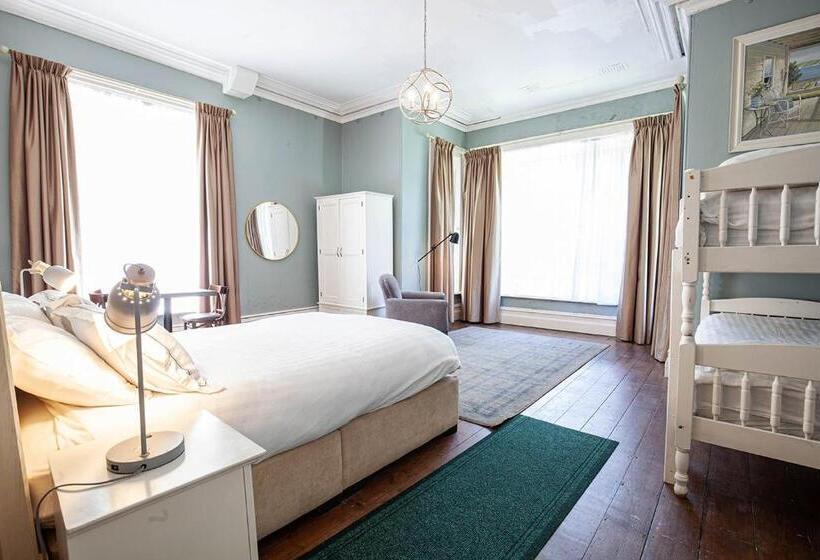 غرفة قياسية رباعية, The Valley House