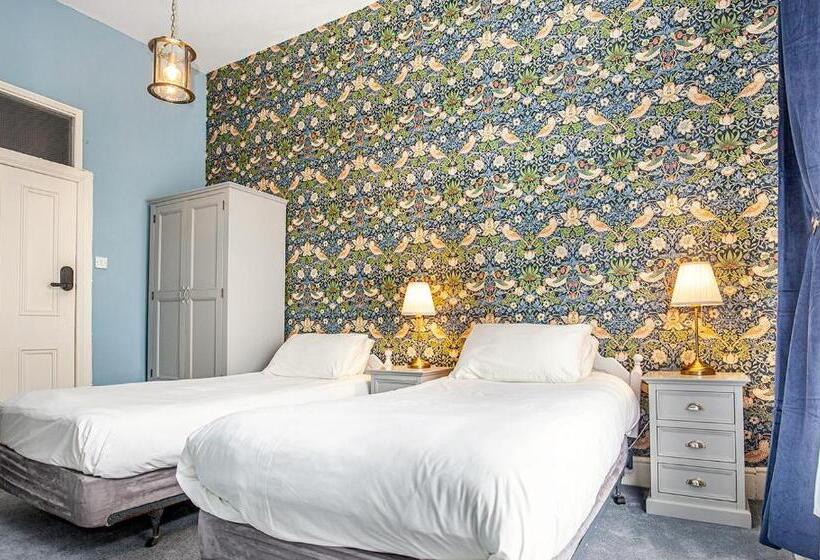 غرفة قياسية مع حمام خارجي, The Valley House