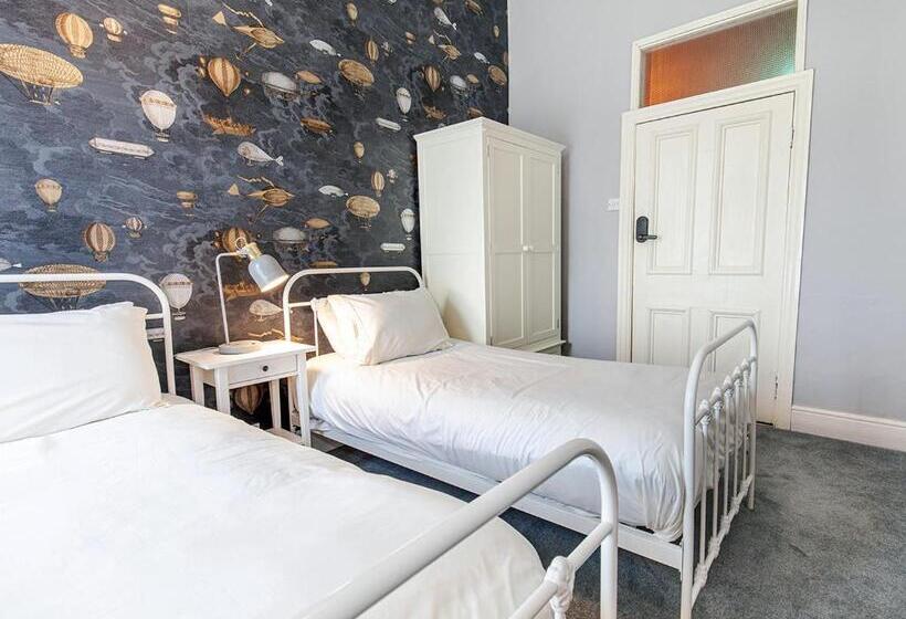 غرفة قياسية مع حمام خارجي, The Valley House