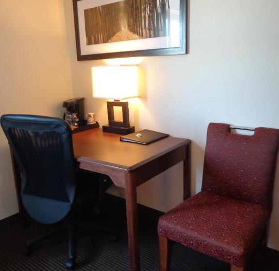 חדר סטנדרט עם מיטת קינג, Americinn By Wyndham Grand Forks