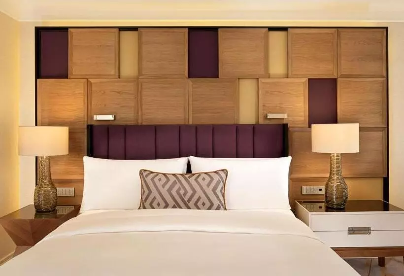 Club Zimmer Kingsize Bett, The Ritzcarlton, Berlin