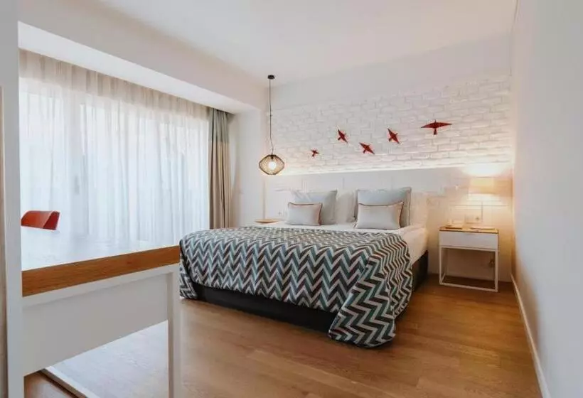 سوئیت پنت هاوس, Akra Kemer