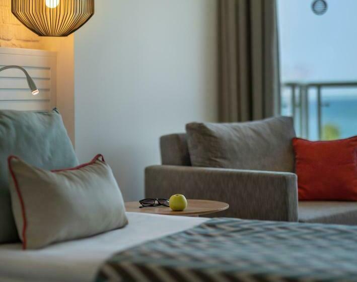 スーペリアの４人部屋, Akra Kemer