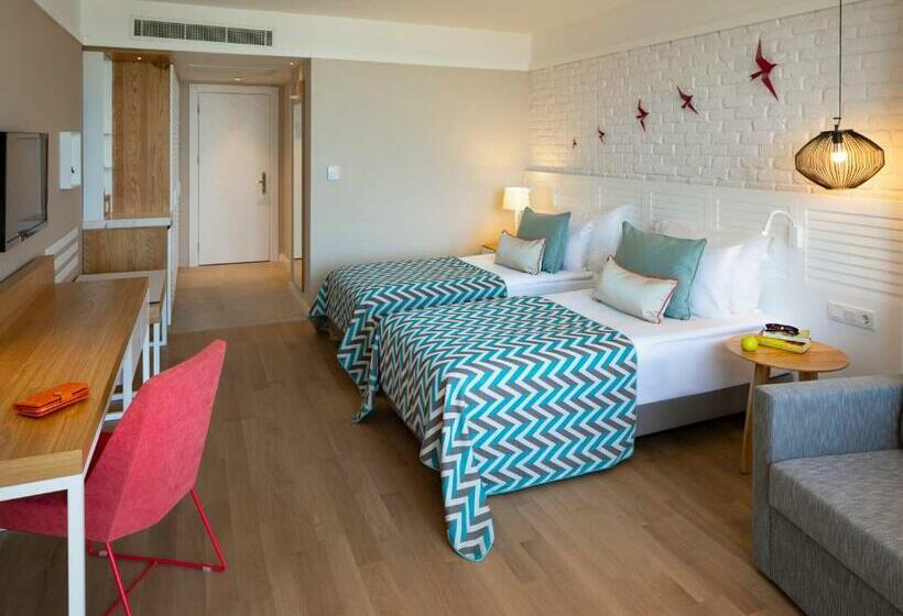 Quarto Superior Quádruplo, Akra Kemer