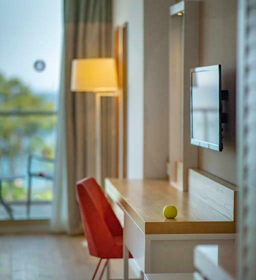 スーペリアの４人部屋, Akra Kemer