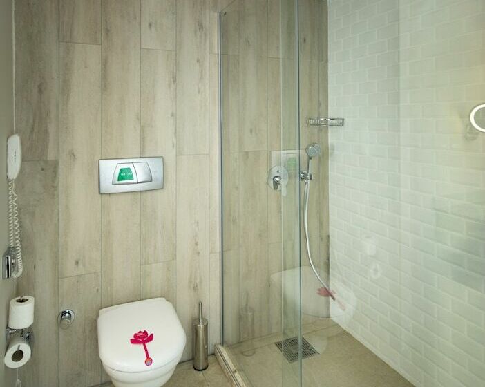 スーペリアの４人部屋, Akra Kemer