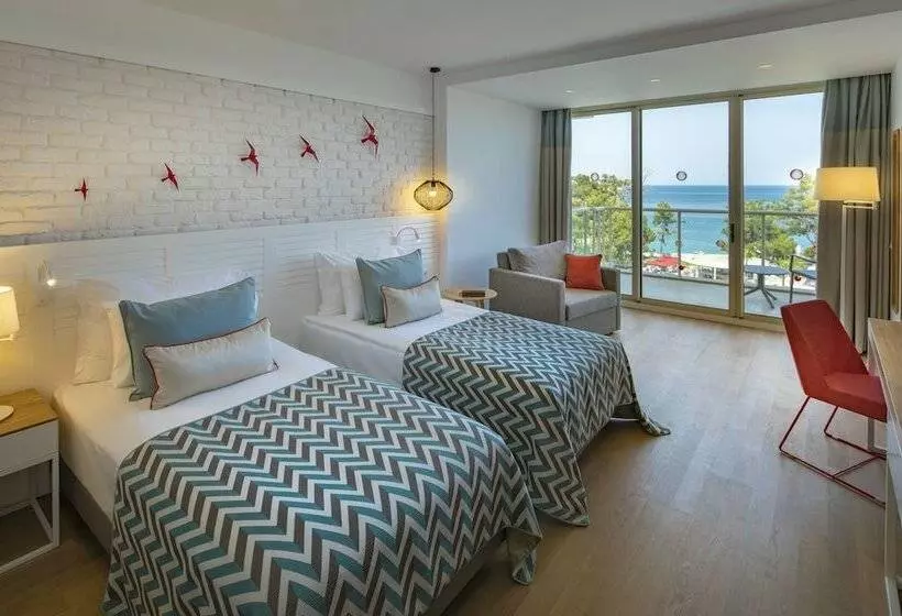 اتاق سوپریور چهار تخته, Akra Kemer