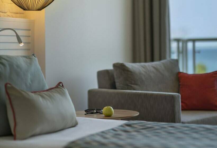 スーペリアの４人部屋, Akra Kemer