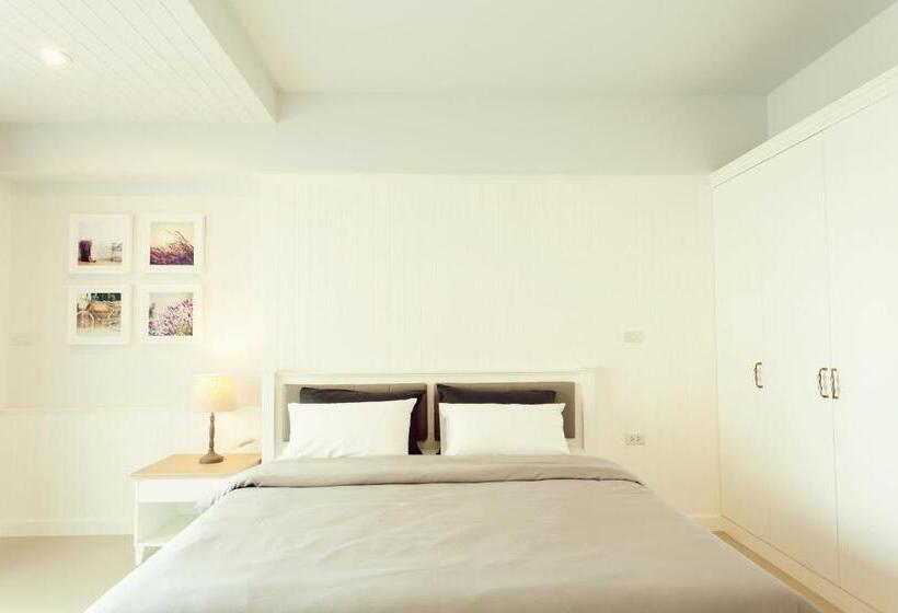 غرفة ديلوكس, The Eight