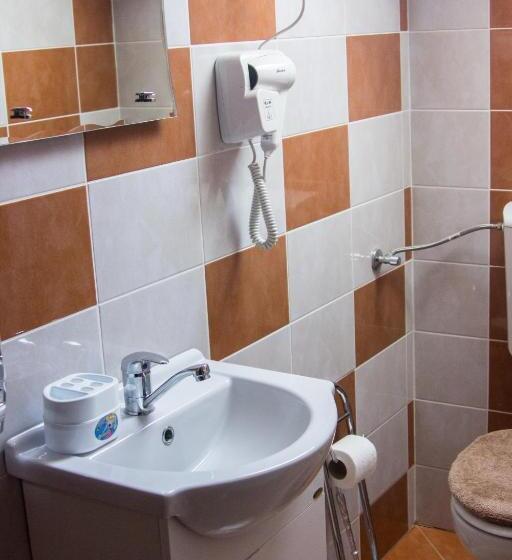 غرفة قياسية ثلاثية, Hazanéző Panzió