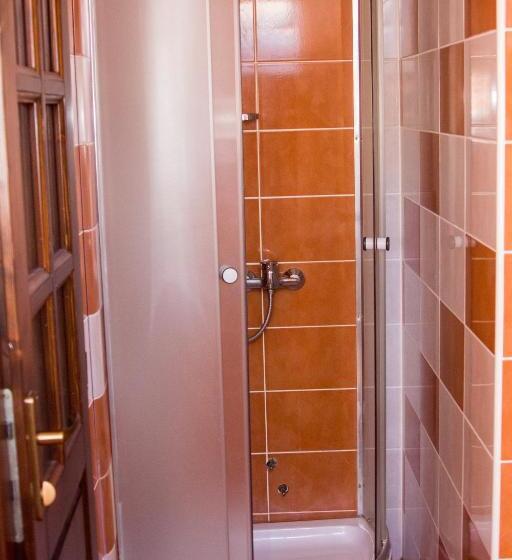 غرفة قياسية ثلاثية, Hazanéző Panzió