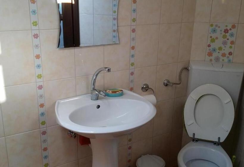 غرفة قياسية ثلاثية, Hazanéző Panzió