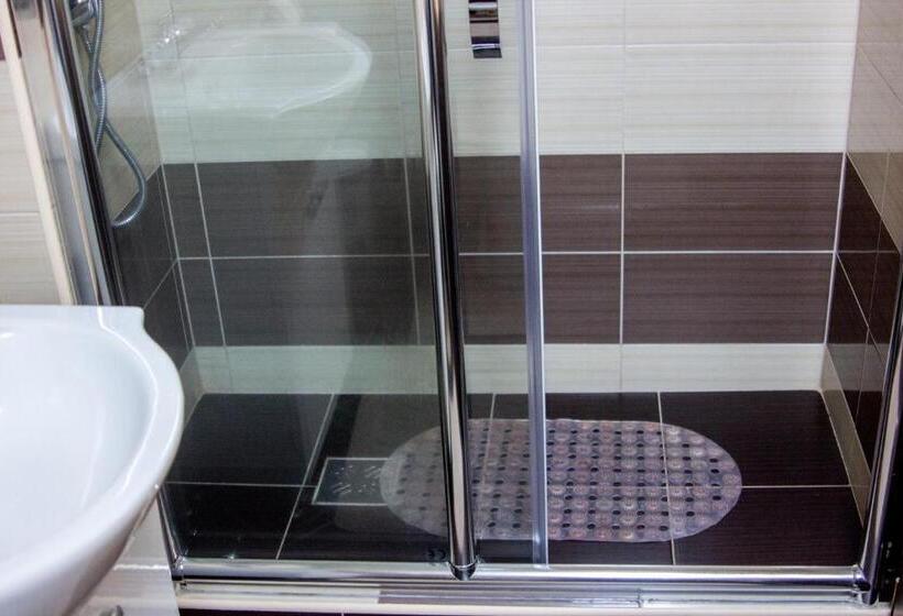 غرفة قياسية, Hazanéző Panzió