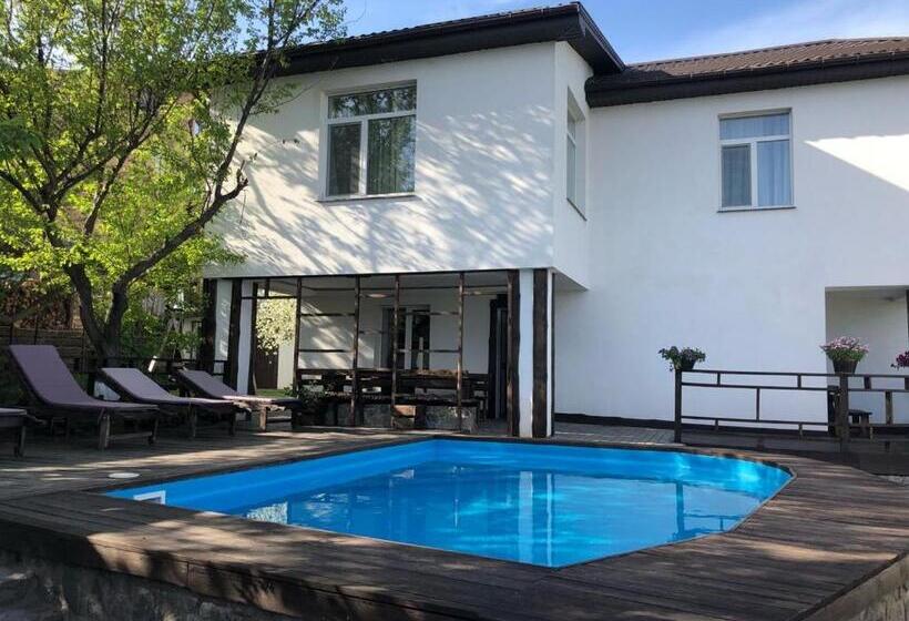 ویلای 5 خوابه, Dniprovskiy Dvir