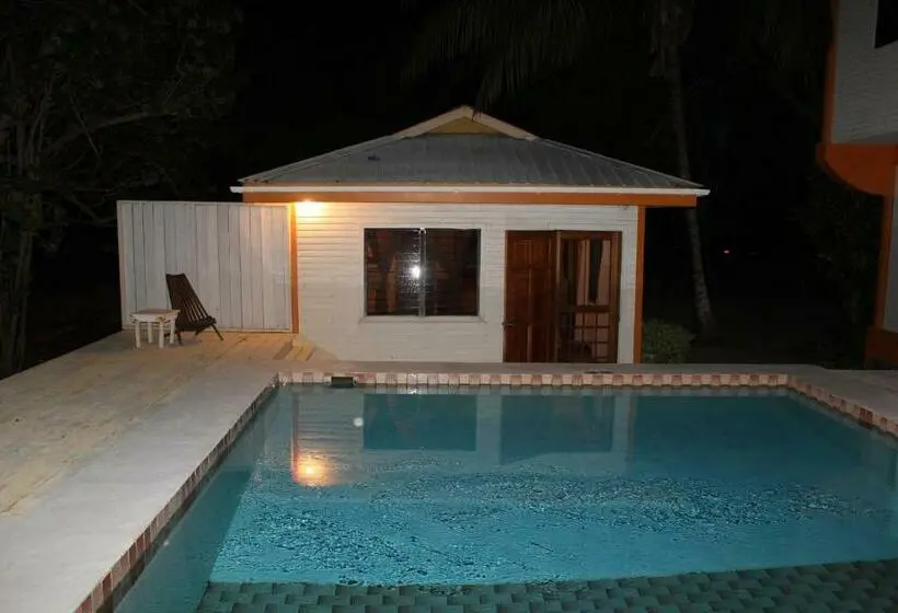استودیو استاندارد با چشم‌انداز استخر, Maya Beach