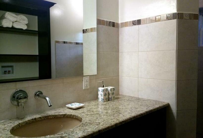 اتاق سوپریور با تخت بزرگ, Maya Beach