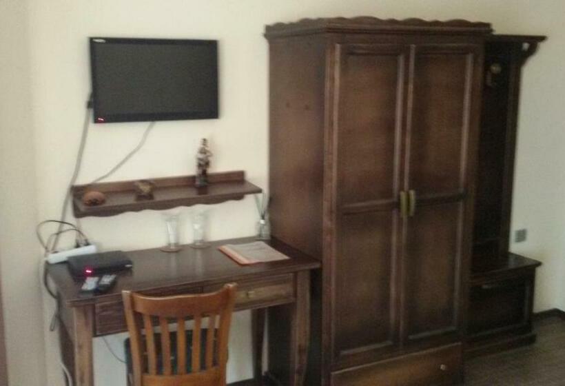 Номер Стандарт, къща за гости там край реката