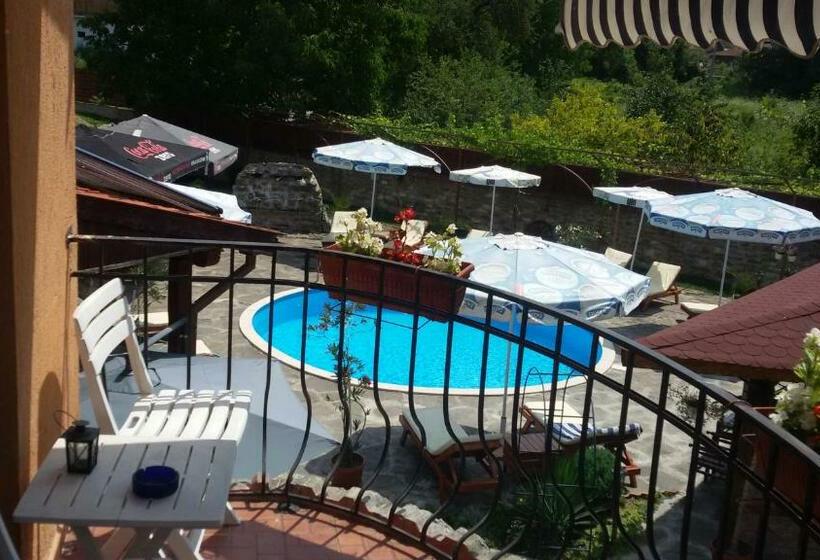 Номер Стандарт, къща за гости там край реката