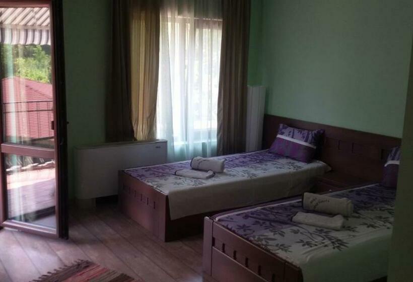 Номер Стандарт, къща за гости там край реката