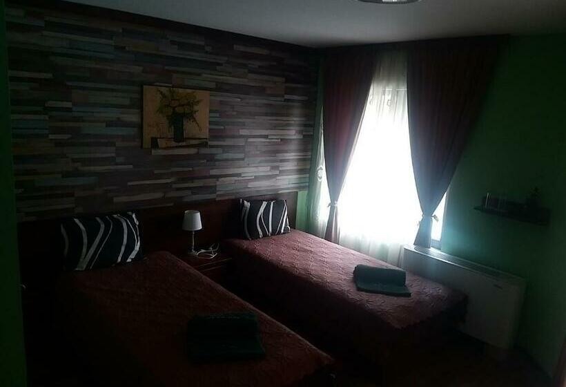 Номер Стандарт, къща за гости там край реката