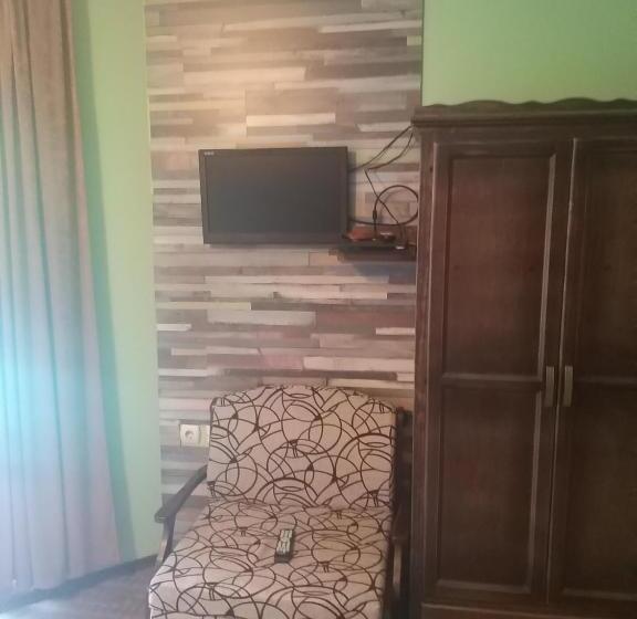 Номер Стандарт, къща за гости там край реката