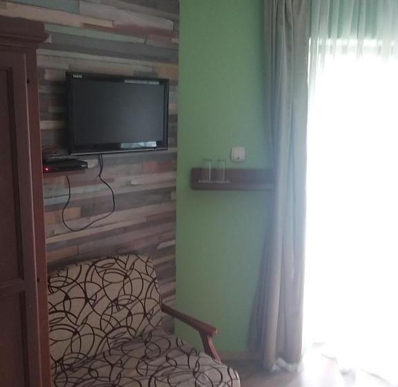 Номер Стандарт, къща за гости там край реката