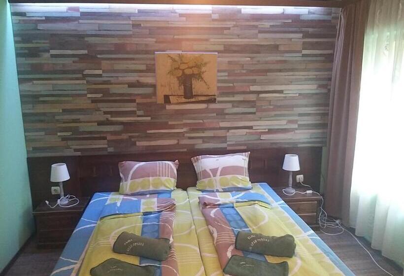 Номер Стандарт, къща за гости там край реката