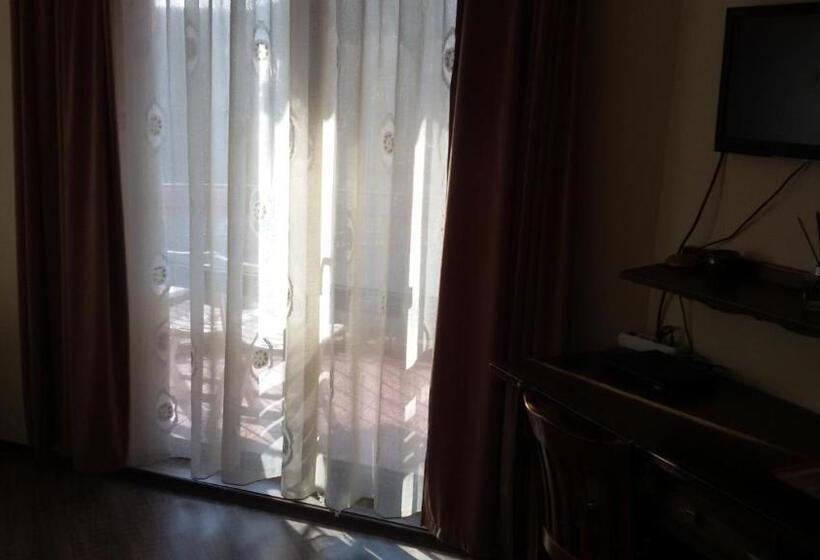 Номер Стандарт, къща за гости там край реката