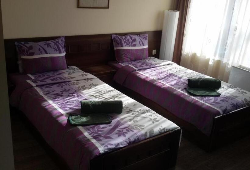 Номер Стандарт, къща за гости там край реката