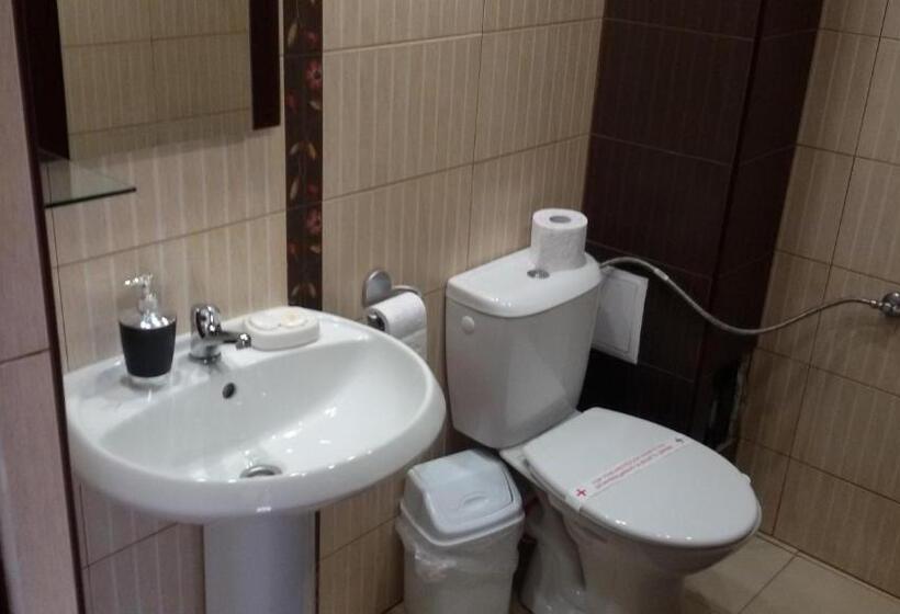 Номер Стандарт, къща за гости там край реката