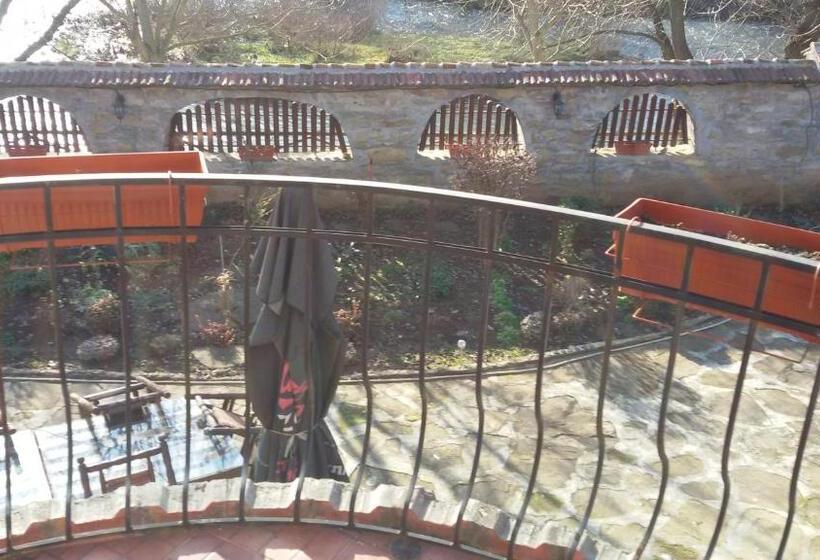 Номер Стандарт, къща за гости там край реката