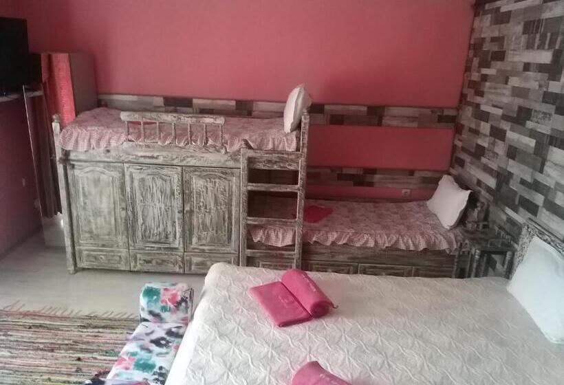 Четырехместный Номер Стандарт с Балконом, къща за гости там край реката