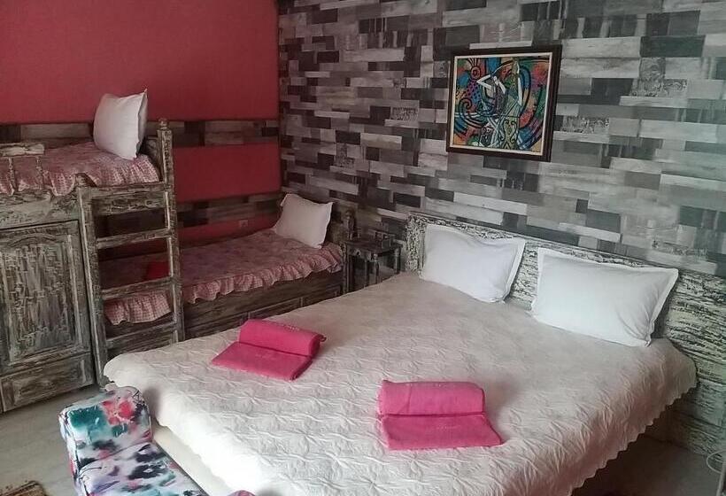 Четырехместный Номер Стандарт с Балконом, къща за гости там край реката