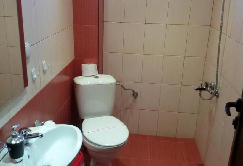 Номер Стандарт, къща за гости там край реката