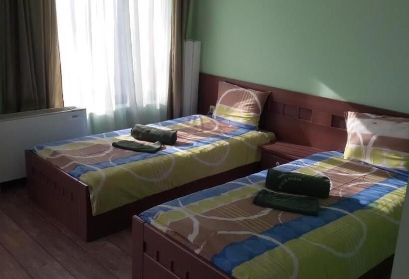 Номер Стандарт, къща за гости там край реката