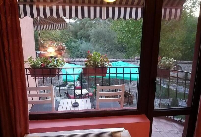 Четырехместный Номер Стандарт с Балконом, къща за гости там край реката