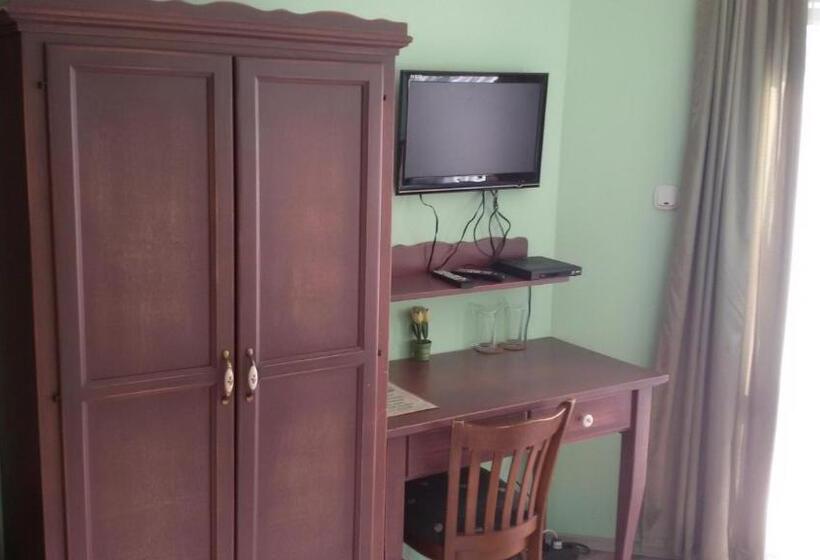 Номер Стандарт, къща за гости там край реката