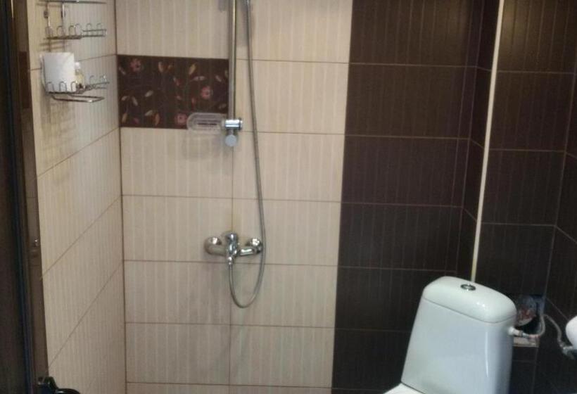 Номер Стандарт, къща за гости там край реката