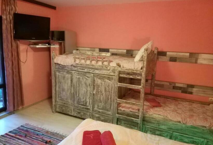 Четырехместный Номер Стандарт с Балконом, къща за гости там край реката