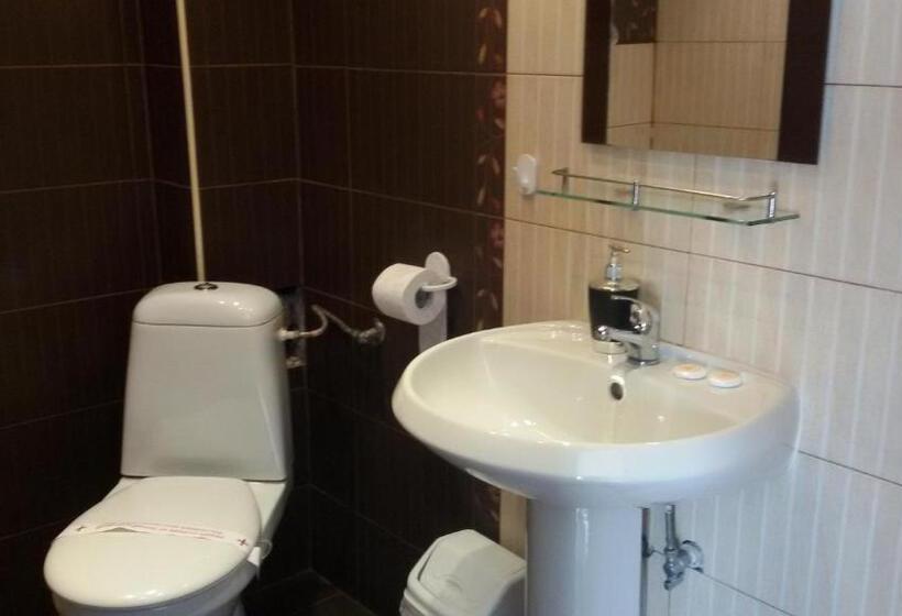 Номер Стандарт, къща за гости там край реката