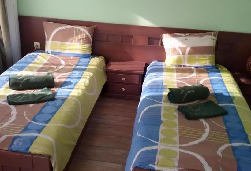 Номер Стандарт, къща за гости там край реката