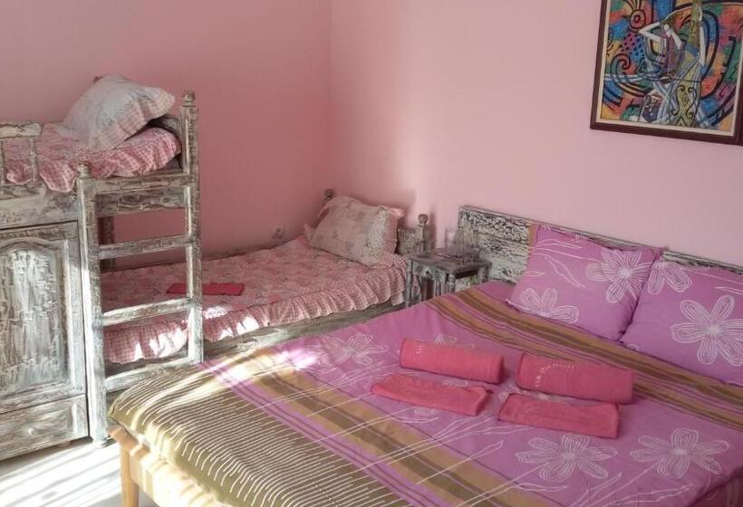 Четырехместный Номер Стандарт с Балконом, къща за гости там край реката