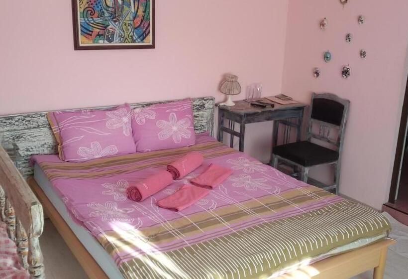 Четырехместный Номер Стандарт с Балконом, къща за гости там край реката