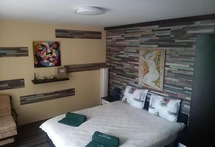 Семейный Номер, къща за гости там край реката