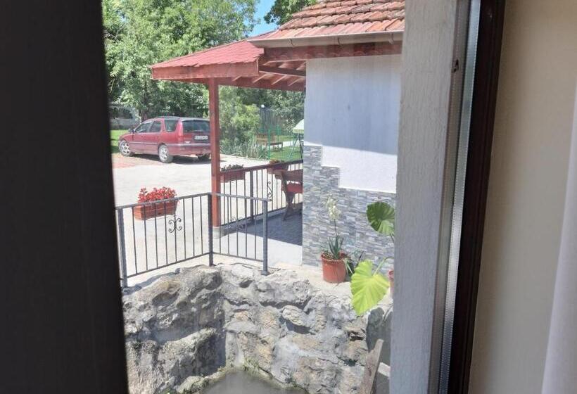 Бунгало Стандарт 2 Спальни, къща за гости там край реката