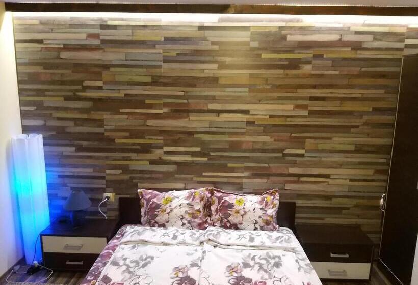 Семейный Номер, къща за гости там край реката