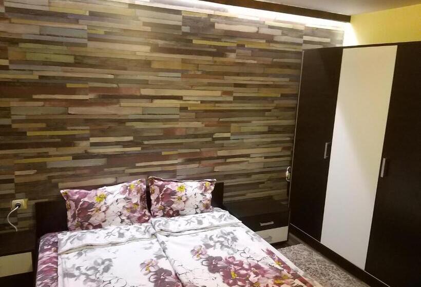 Семейный Номер, къща за гости там край реката