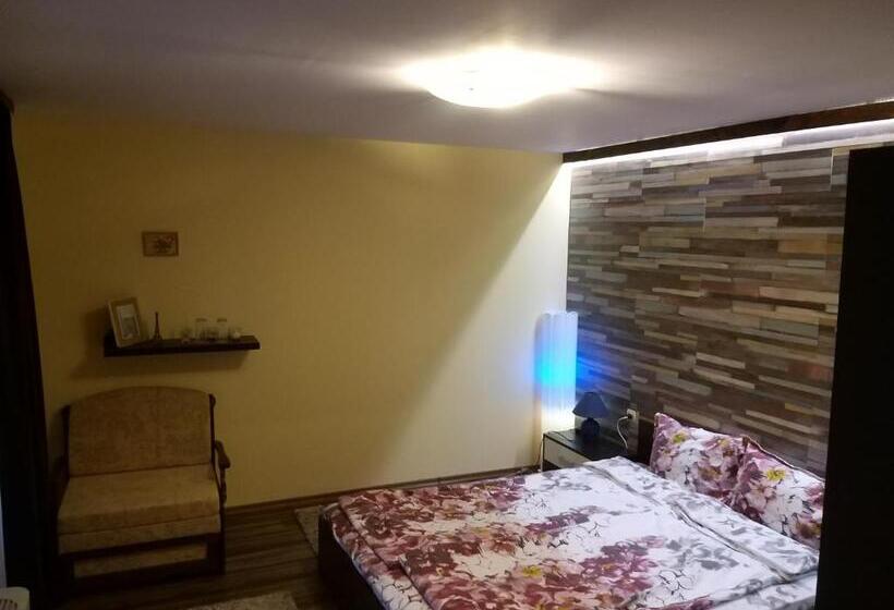 Семейный Номер, къща за гости там край реката